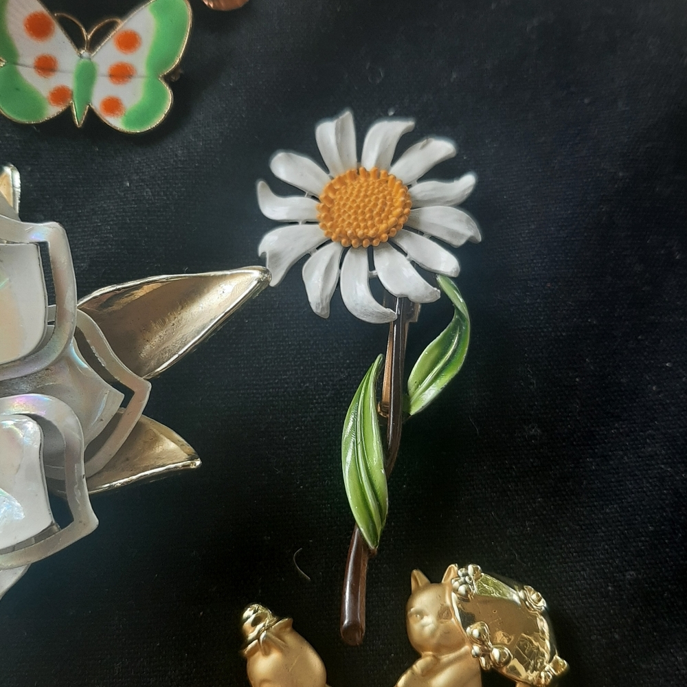 Vintage Brooch Lot- mostly enamels, butterflies and flowers - Picture 4 of 7